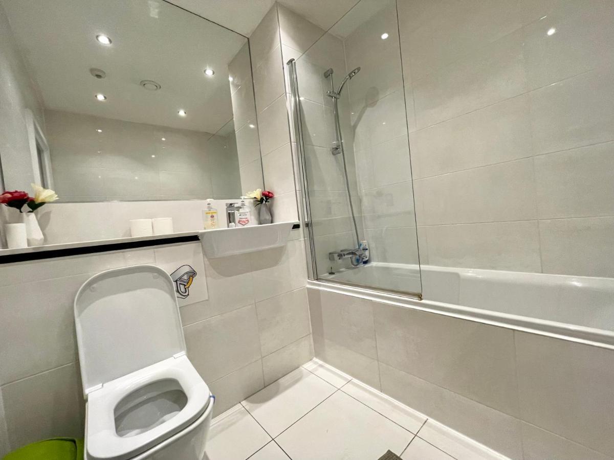 London Stratford Luxury House, 5 Minutes Walk Station, Westfield, 3 Bedrooms 3 Bathrooms, Reception, Garden, Parking Eksteriør billede