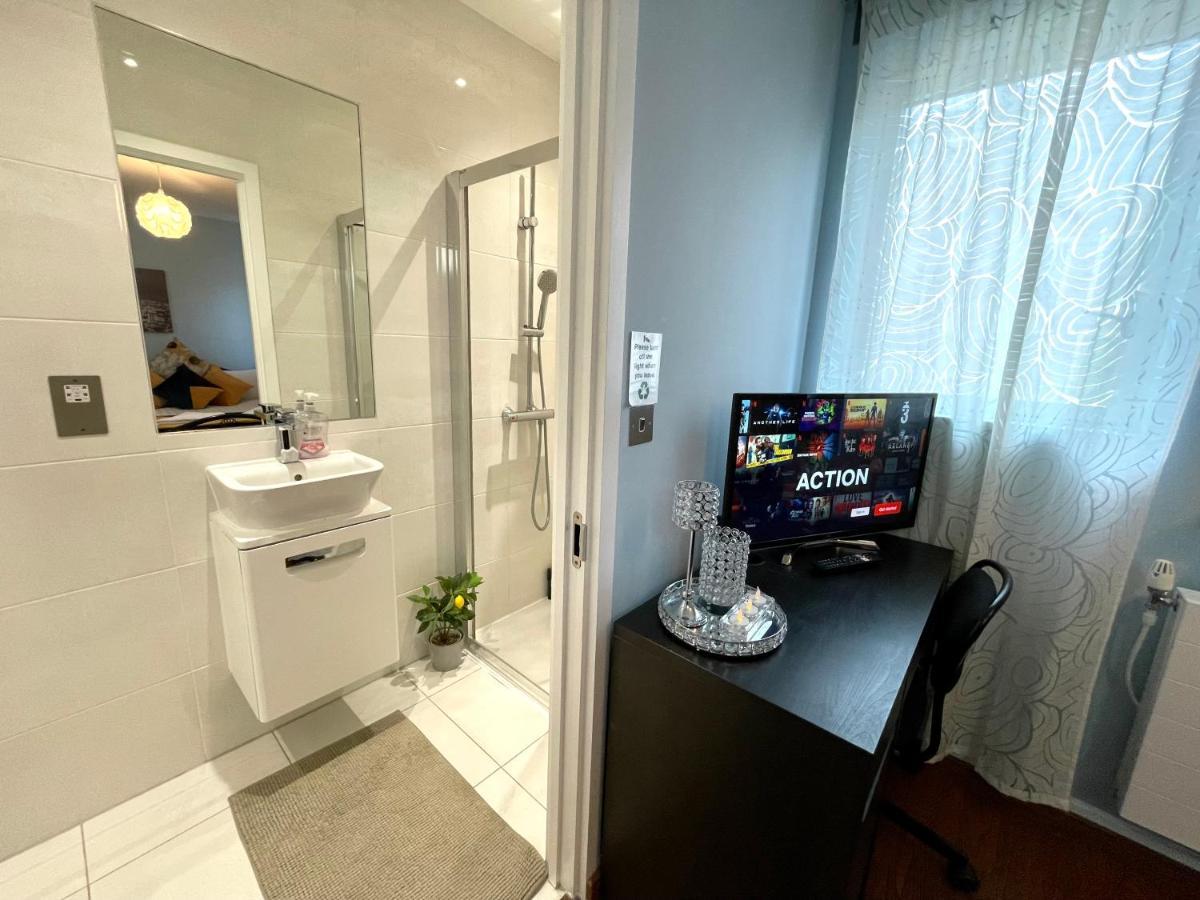 London Stratford Luxury House, 5 Minutes Walk Station, Westfield, 3 Bedrooms 3 Bathrooms, Reception, Garden, Parking Eksteriør billede